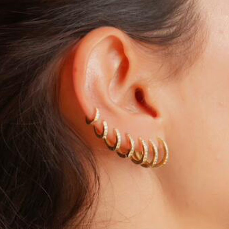 Arcobaleno CZ Huggies Orecchin - Conch Earring Hoop recensione e prezzo